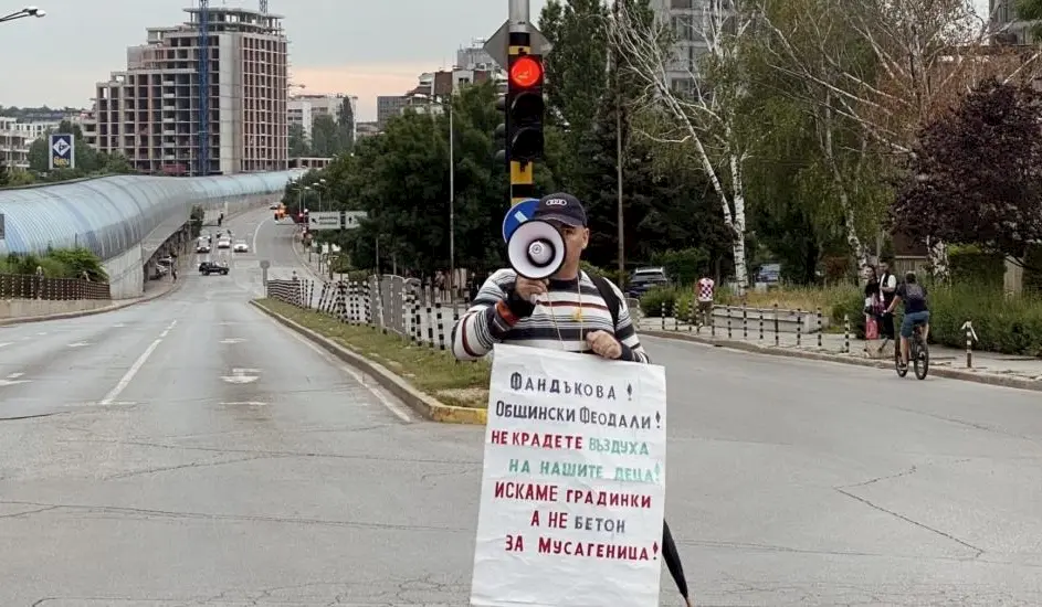 Demonstrant u četvrti Musagenitsa u Sofiji. Foto: BIRN