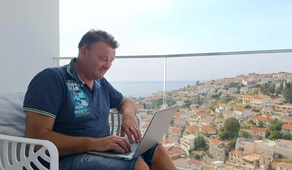 Njemački programer Stefan Eichler na terasi svoga stana u Ulcinju. Foto: BIRN/Ivan Ivanović