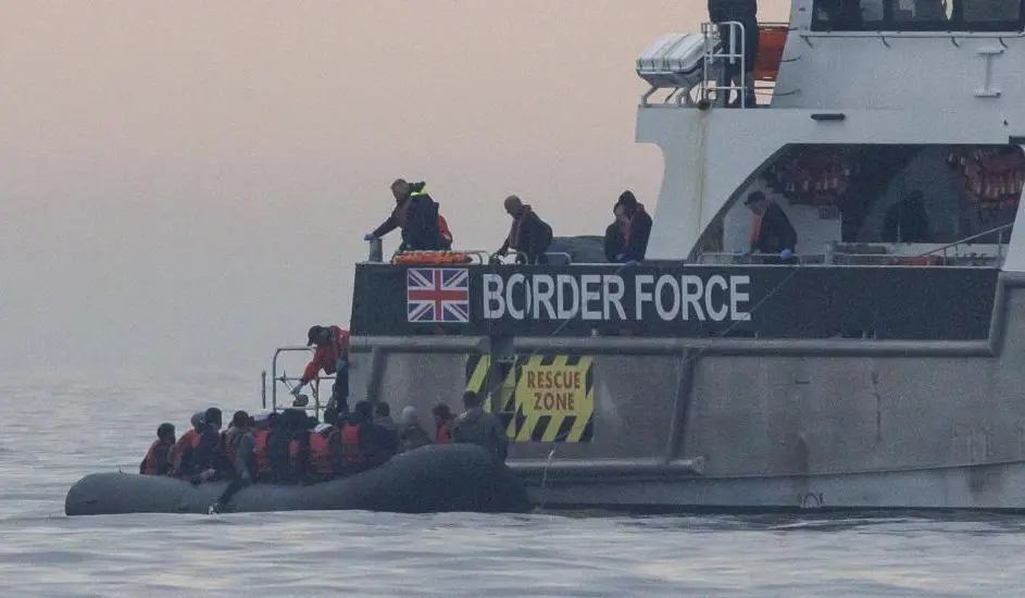 Britanski granični policajci kontrolišu migrante. Foto: Wikimedia