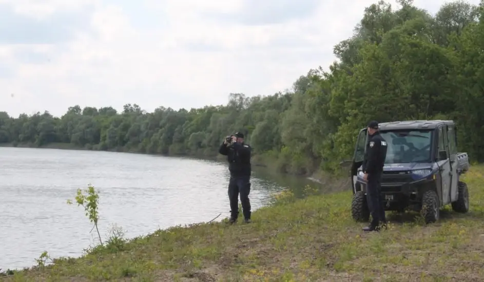 Hrvatski policajci patroliraju granicom na obali Save. Foto: BIRN/Vuk Tešija