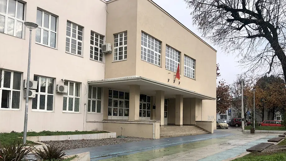 Zgrada OŠ "Savo Pejanović" u Podgorici nakon evakuacije zbog lažne dojave. Foto: BIRN/Samir Kajošević