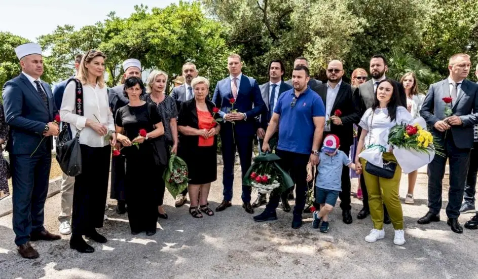 Komemoracija žrtvama deportacije ispred zgrade CB Herceg Novi. Foto: Vlada Crne Gore