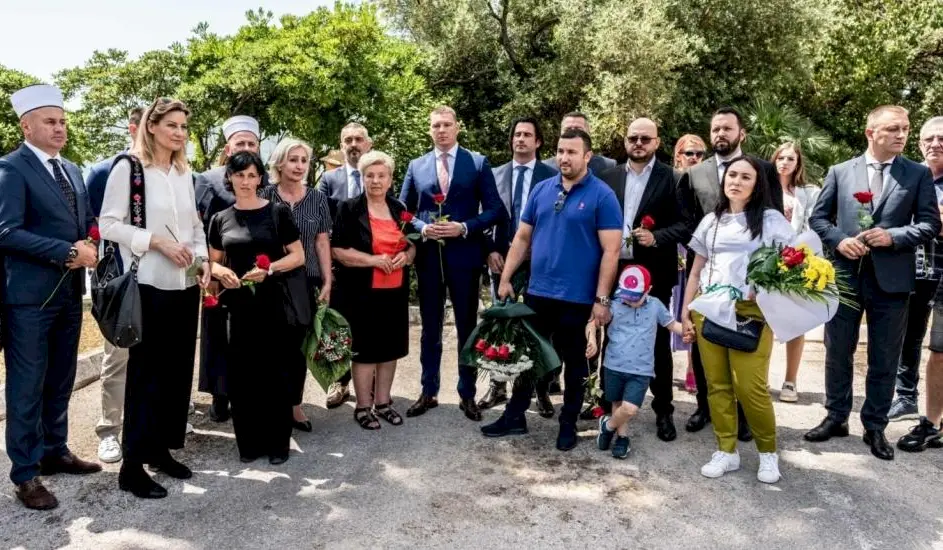 Komemoracija žrtvama deportacije ispred zgrade CB Herceg Novi. Foto: Vlada Crne Gore