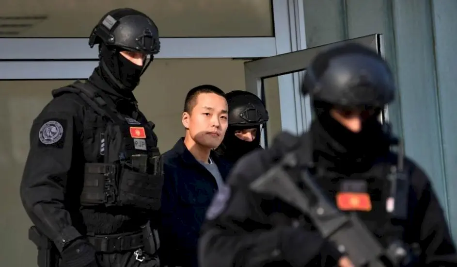 Crnogorska policija sprovodi osnivača kompanije Terraform Labs, Do Kvona. Foto: EPA-EFE/Boris Pejović