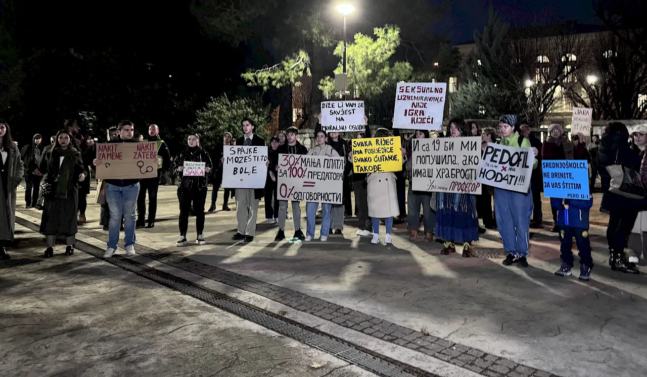 Sa protesta ispred Gimnazije "Slobodan Škerović" u Podgorici. Foto: BIRN
