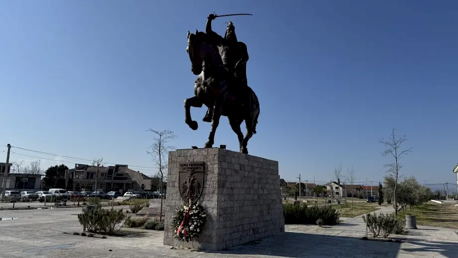 Spomenik Đerđu Kastriotu Skenderbegu u Tuzima. Foto: BIRN/Samir Kajošević