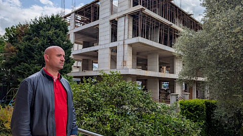 Višespratnicu u Tuzima grade uz porodične kuće