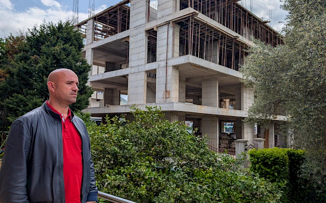 Višespratnicu u Tuzima grade uz porodične kuće