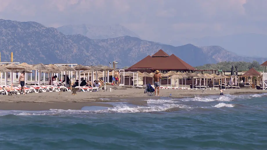 Kupalište na Velikoj plaži u Ulcinju. Foto: BIRN/Samir Kajošević