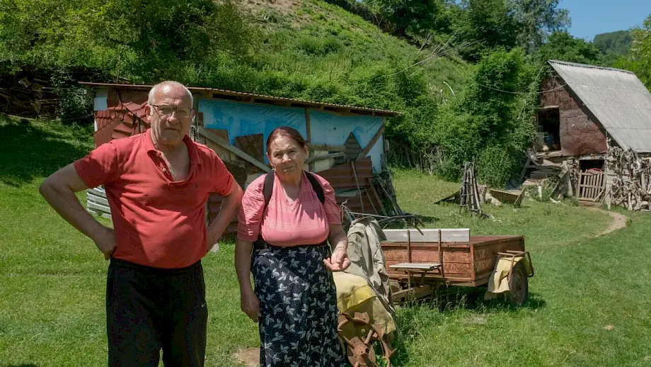 Dragan i Jelena Medenica na farmi u selu Sjerogošte. Foto: BIRN/Predrag Milić