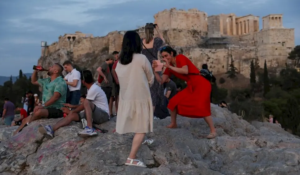 Grupa turista tokom posjete Akropolisu u Atini, Grčka. Foto: EPA/GEORGE VITSARAS