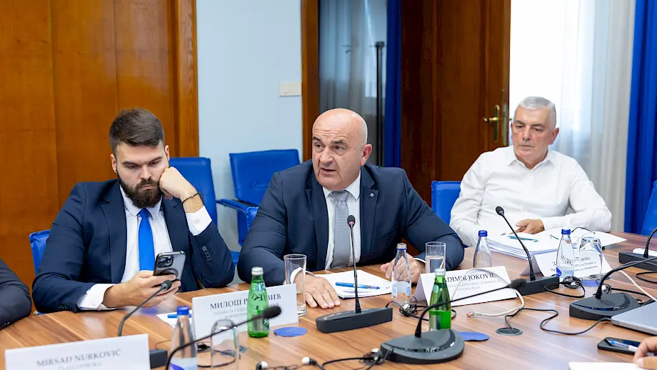 Direktor Uprave za upravljanje šumama Miloš Rajković (L) i ministar poljoprivrede Vladan Joković (u sredini). Foto: Skupština Crne Gore