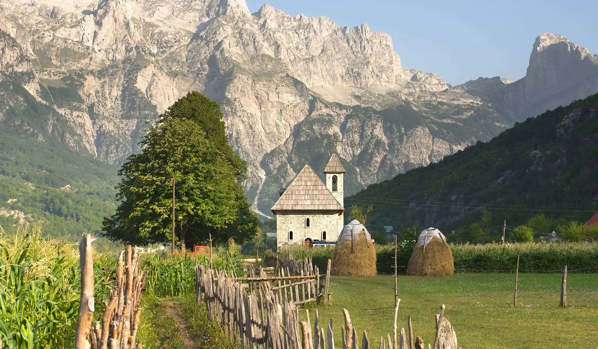 Crkva u planinskom selu Theth, Albanija. Foto: Nacionalna turistička organizacija Albanije