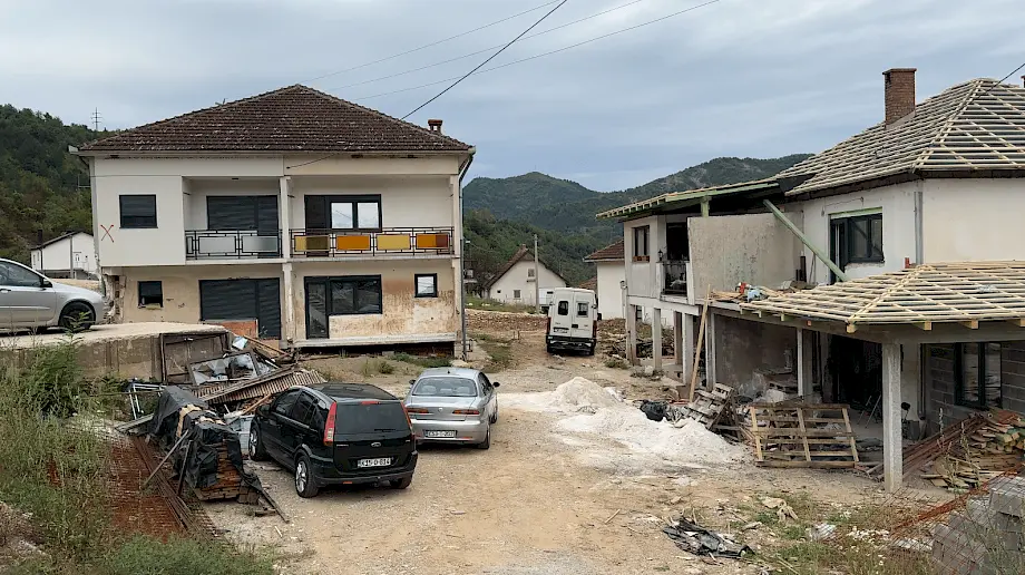 Mještani popravljaju pojedine kuće u Donjoj Jablanici. Foto: BIRN/Azem Kurtić