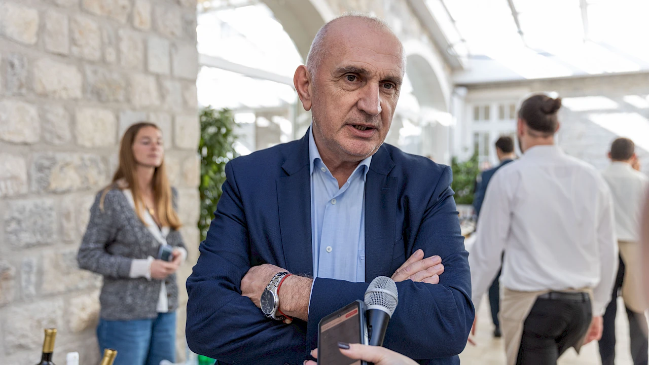 Čelnici državnih agencija dobijali grantove i stambene kredite
