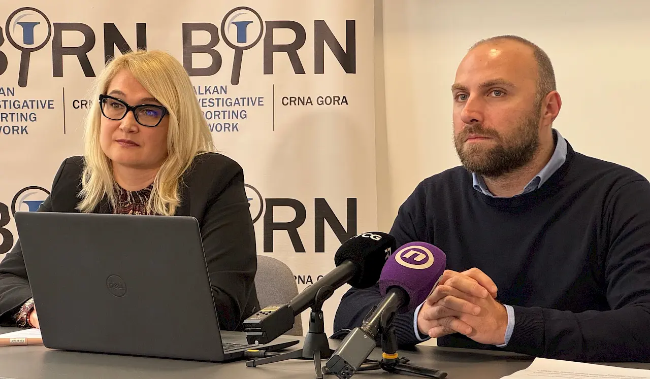 Mitrović (L) i Maraš (D) predstavljaju izvještaj. Foto: BIRN