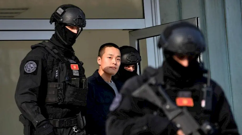 Crnogorska policija sprovodi osnivača kompanije Terraform Labs, Do Kvona. Foto: EPA-EFE/Boris Pejović