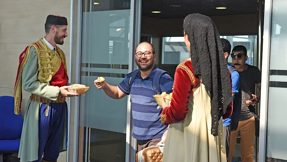 Doček turista iz Saudijske Arabije na aerodromu u Tivtu. Foto: Vlada Crne Gore