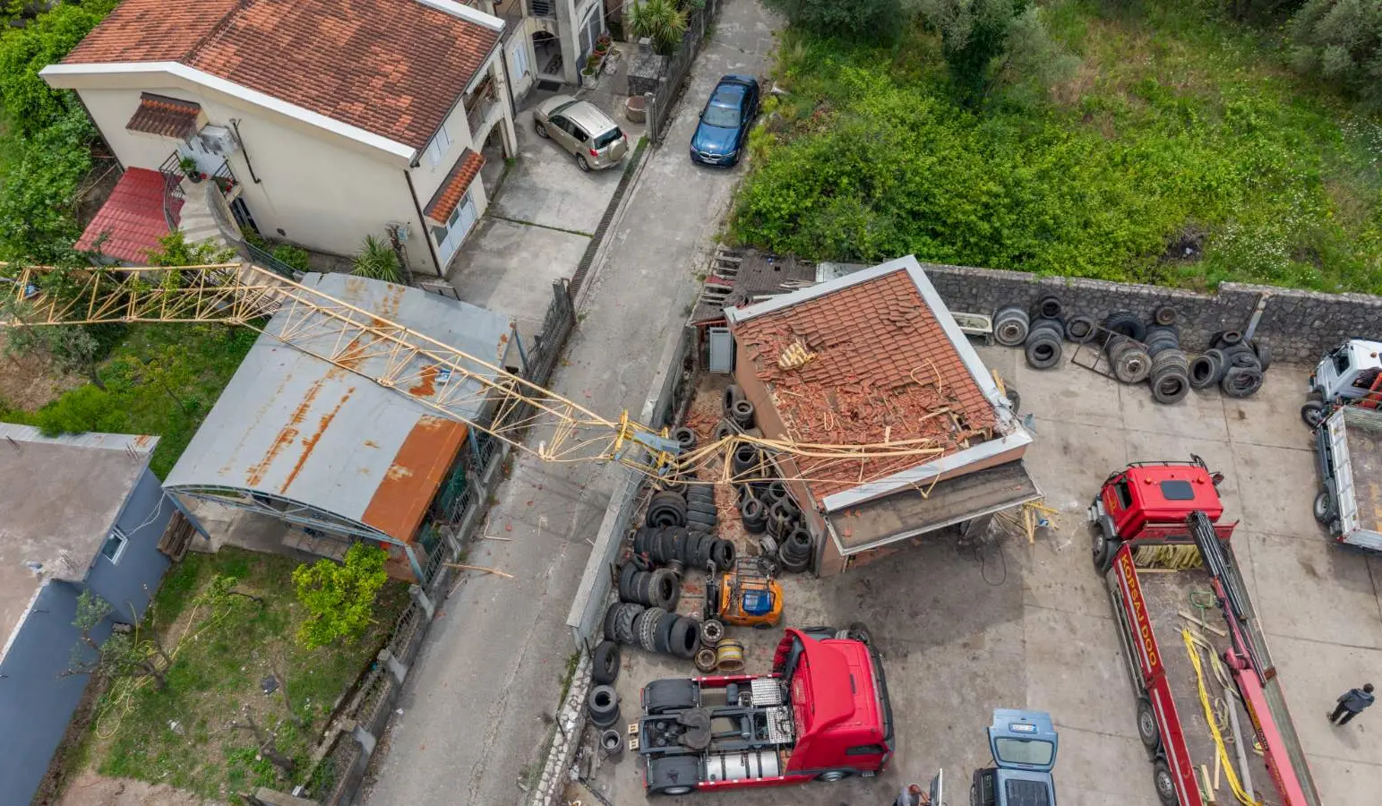 Srušeni građevinski kran u naselju Čeluga. Foto: Privatna arhiva/Dražen Dobrković