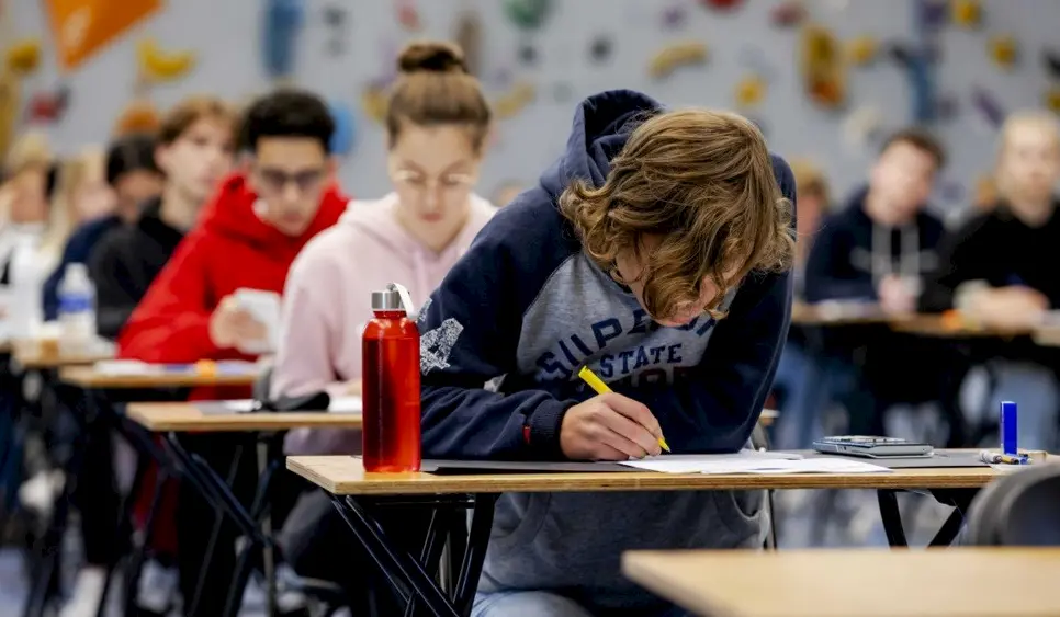 Obrazovni sistem se još privikava na AI. Foto: EPA/ROBIN VAN LONKHUIJSEN