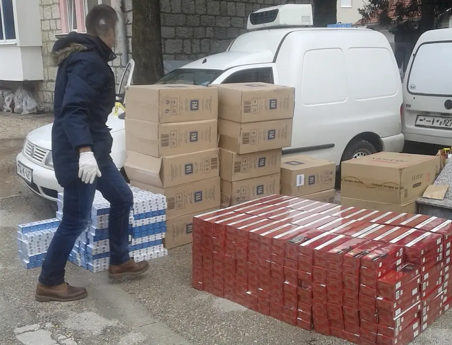 Policajac sa cigaretama zaplijenjenim od Mladena Zirojevića. Foto: BIRN